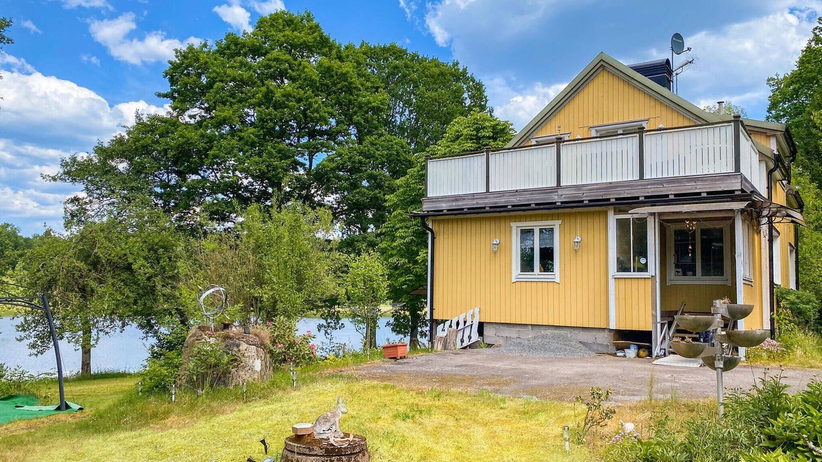 Torestorp House | Inviting cottage in excellent location directly on the lake