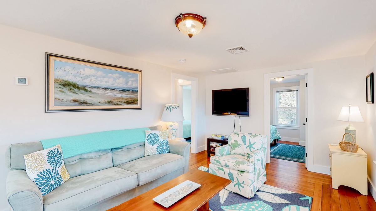 Cataumet Cottage | Inviting cottage with golf nearby, central AC, & full kitchen