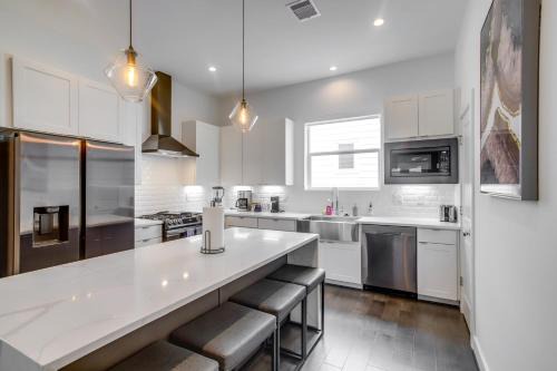 Houston House | Inviting H-Town Home Near Shops and Golf Courses!
