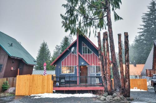 Government Camp House | Inviting Mt Hood Cabin with Porch 1 Mi to Skibowl!