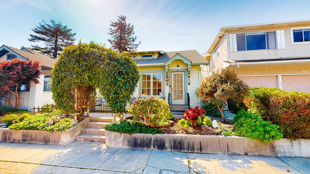 Beach Hill - Beach Flats House | Inviting retreat near Monterey Bay & San Lorenzo River w/full kitchen & WiFi