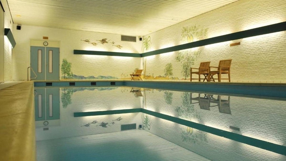 Beekbergen-Zuid Hotel | Inviting Room Perfect for Relaxation and Comfort with Indoor Swimming Pool