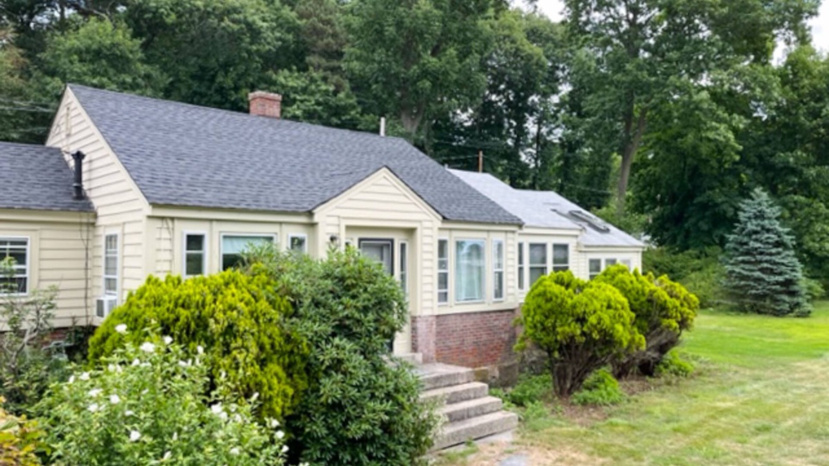 Manchester-by-the-Sea House | Inviting oceanfront cottage with fireplace, beach access, kayaks, & W/D