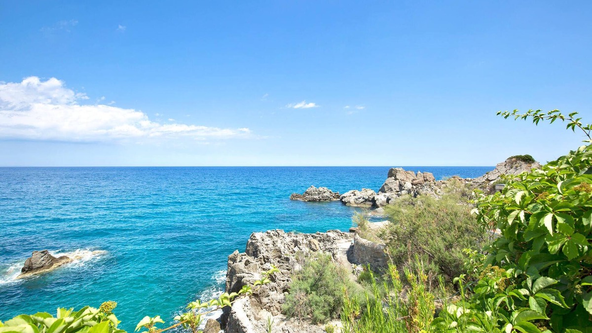 Copanello House | Inviting villa in Mediterranean style and panoramic position.