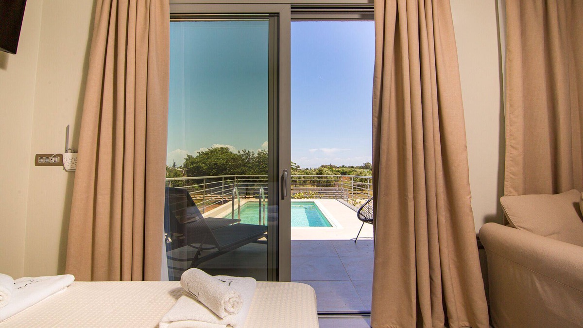 Mytikas House | IO Luxury Pool & Hot Tub Suites
