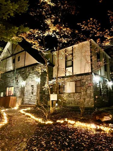 Tsumagoi Villa | Ippukaku DAMカラオケやBBQなど最大18人は泊まれる大自然の中にある自慢の貸し別荘!