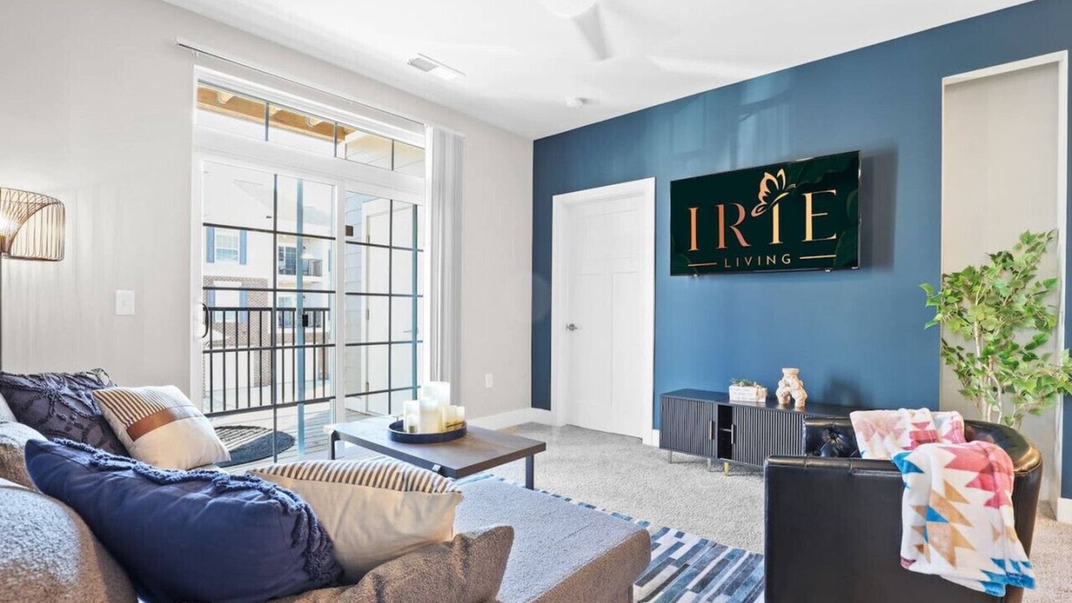 Westfield Apartment | IRIE Living-Homey Suite Grand Park+King Bed +Pool