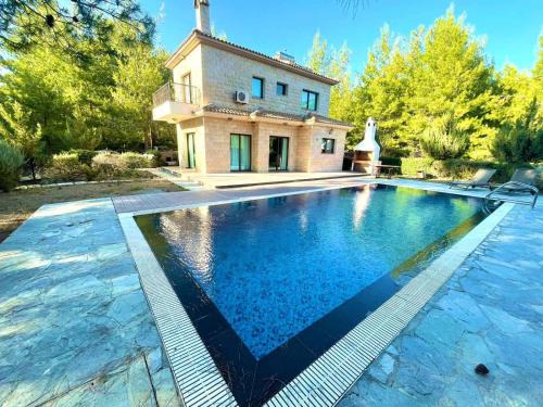 Trimiklini House | Irinas country home!