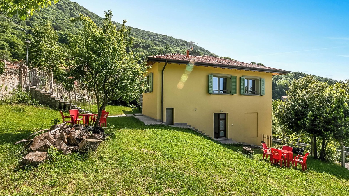 Arcumeggia Apartment | Iris Apartment, Casalzuigno, Italy