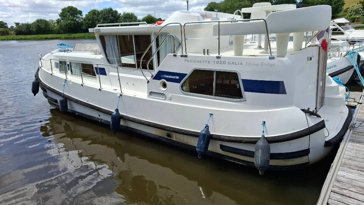 Chenille-Change Boat Rental | Iris