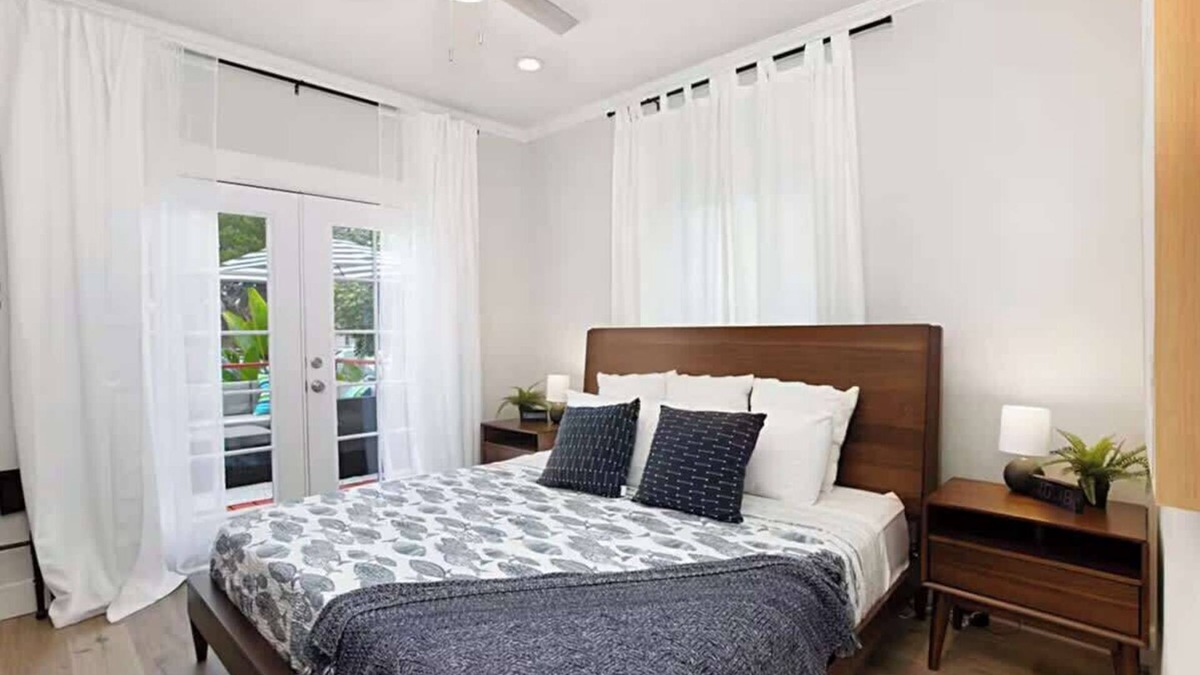 Coronado House | Iris Suite - Walk to Shops, Dining & Ferry Landing