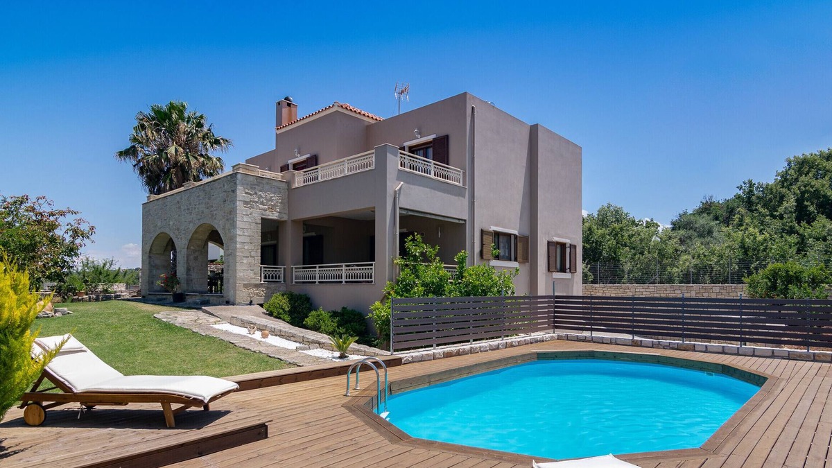 Prines Villa | Iris villa for 8, pool, near taverns & mini markets