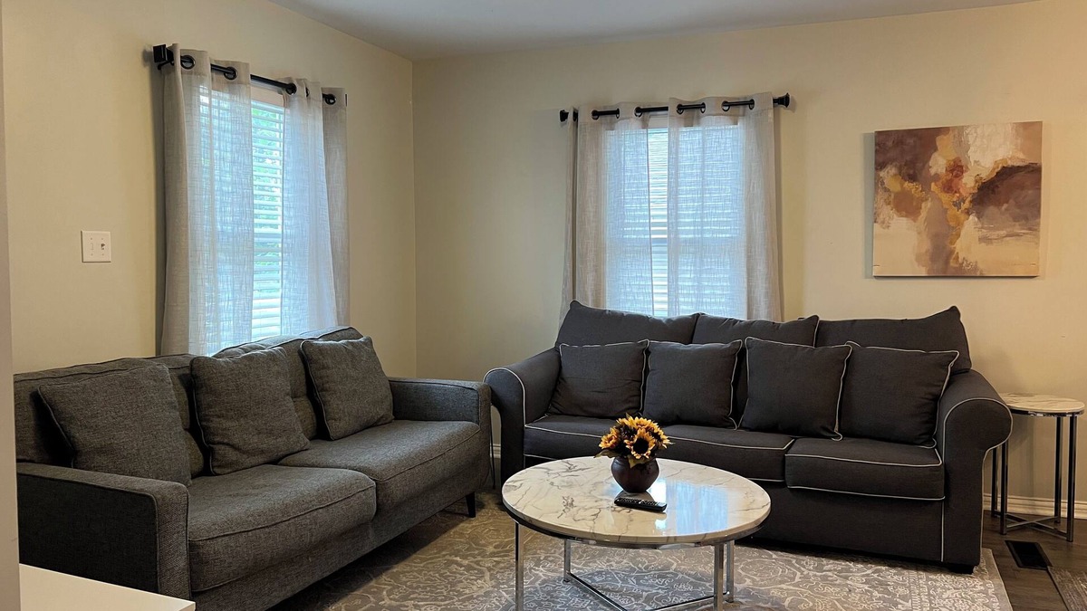 Harters Heights House | Irish Haven! Spacious 5-bedroom house with AC and WiFi! Walk to Notre Dame!