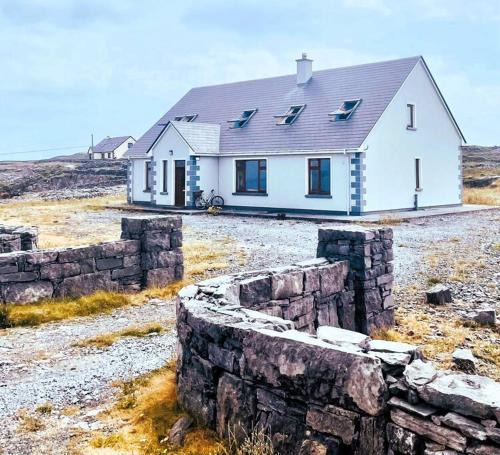 Inishmore House | Irish Isle Oasis: Spacious 5-Bedroom Retreat