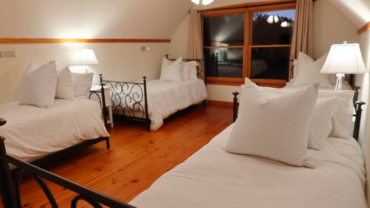Nakina House | Iron Horn Farms - Fun Getaway with Animals, Fishing Ponds & Peaceful Views
