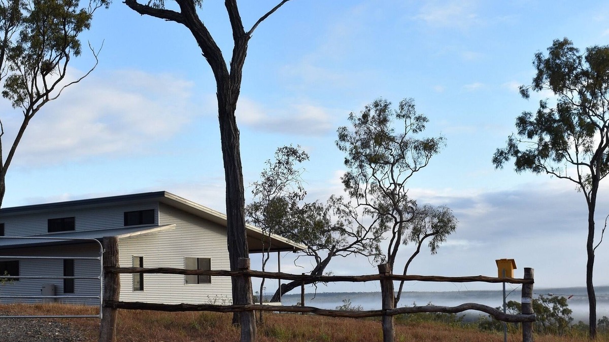 Dimbulah House | Ironbark House Dimbulah: Boutique Two Bedroom House looking over the Outback