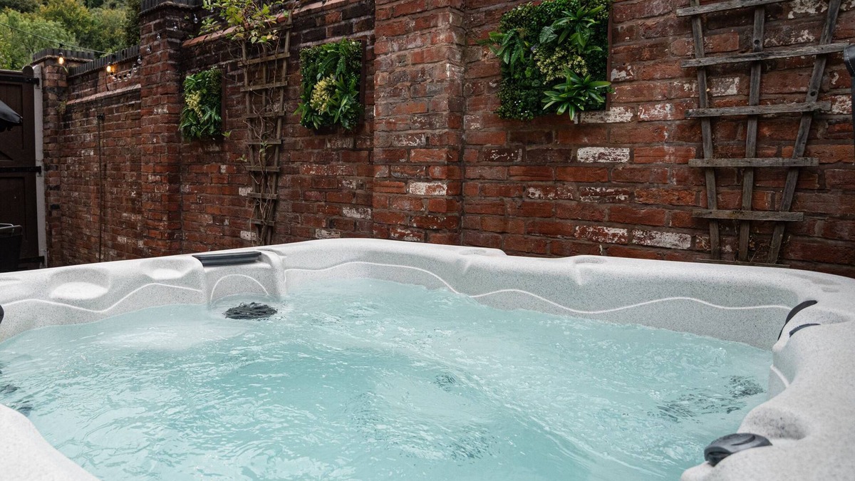 Coalbrookdale House | Ironbridge Riverside Hot Tub Retreat