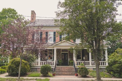 Fredericksburg Bed & Breakfast | Ironclad Inn and Bourbon Room