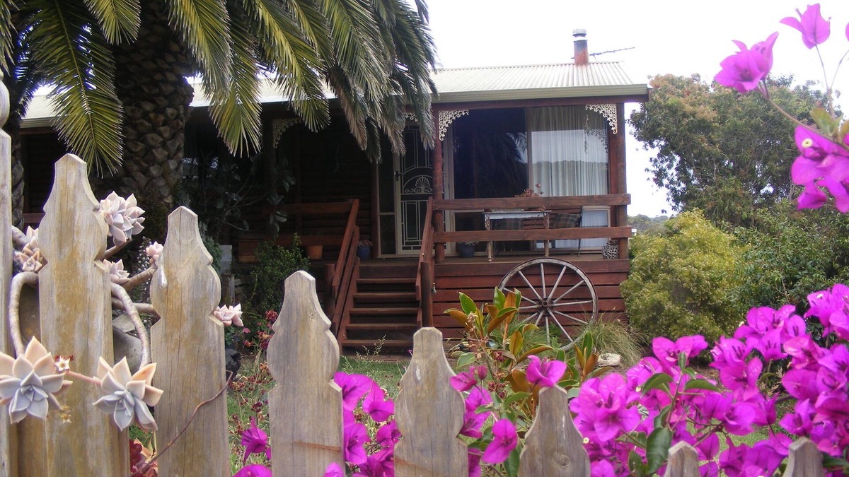 Ironstone House | Ironstone Cottage- Pet & Family Friendly!