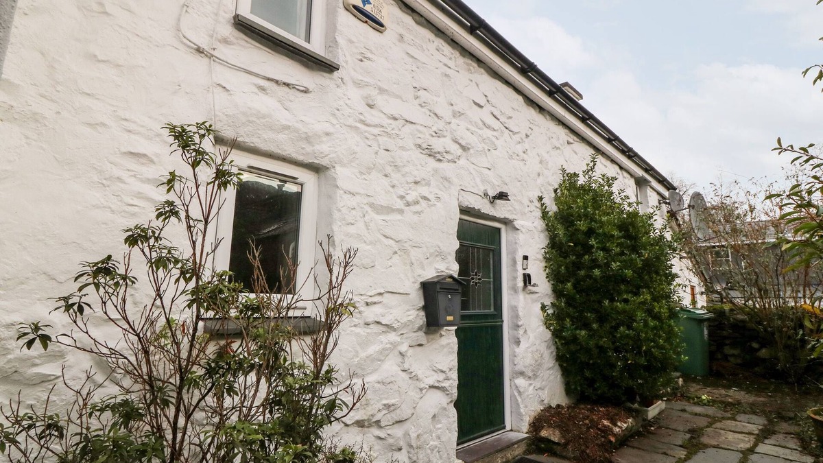 Beddgelert House | IS Y GRAIG, pet friendly, with open fire in Beddgelert