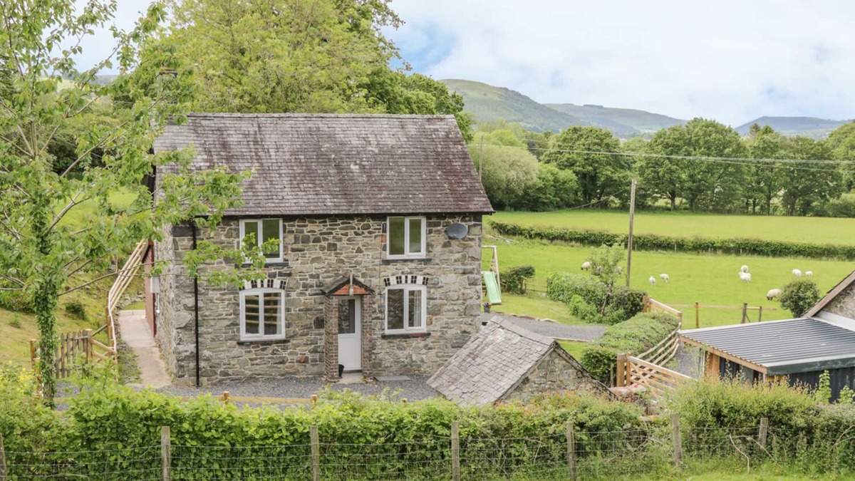 Caersws Cottage | ISFRYN, pet friendly, character holiday cottage in Carno