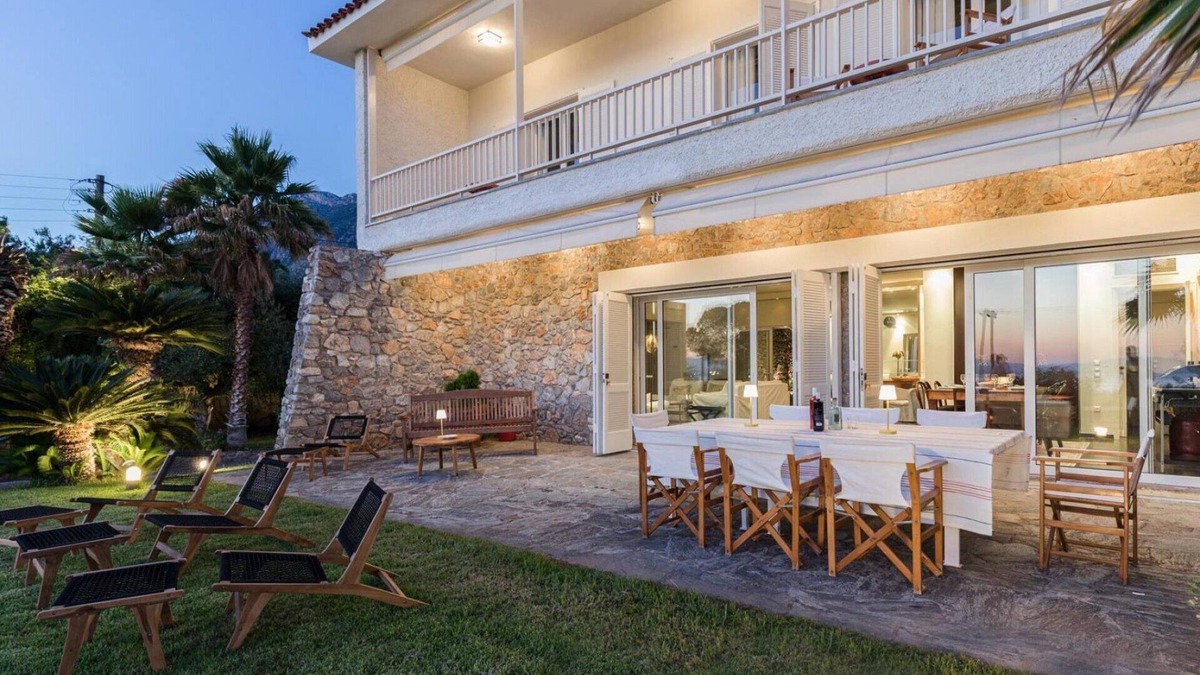 Mikri Mantineia Villa | ISholidays Kalamata Old Sport Mansion