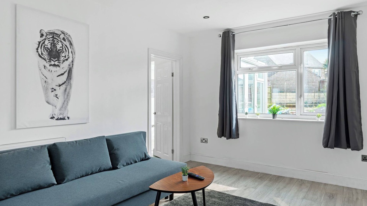 Alfreton House | Isimi luxurious 4 Bed House Derby, with ensuite bathrooms. A Home away from Home