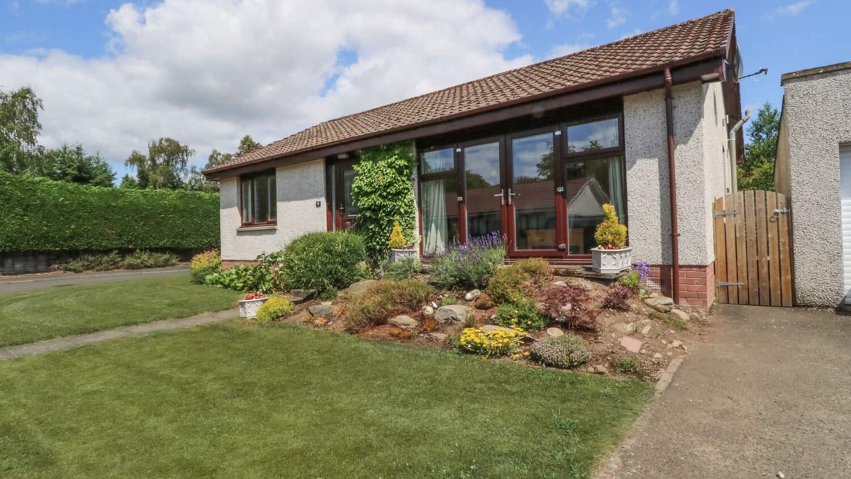 Murthly Cottage | ISLA COTTAGE, pet friendly, with a garden in Blairgowrie