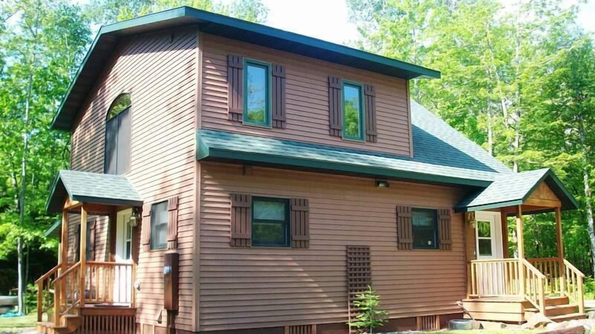 La Pointe House | Island Fox - Home nestled in the Woods with Screened-in Porch!