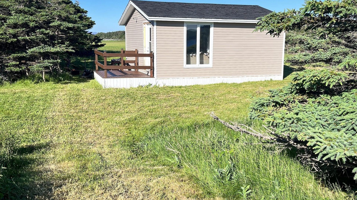 York Harbour Cabin | Island-getaways cottage rental and cod fishing. We do island tours upon estuary