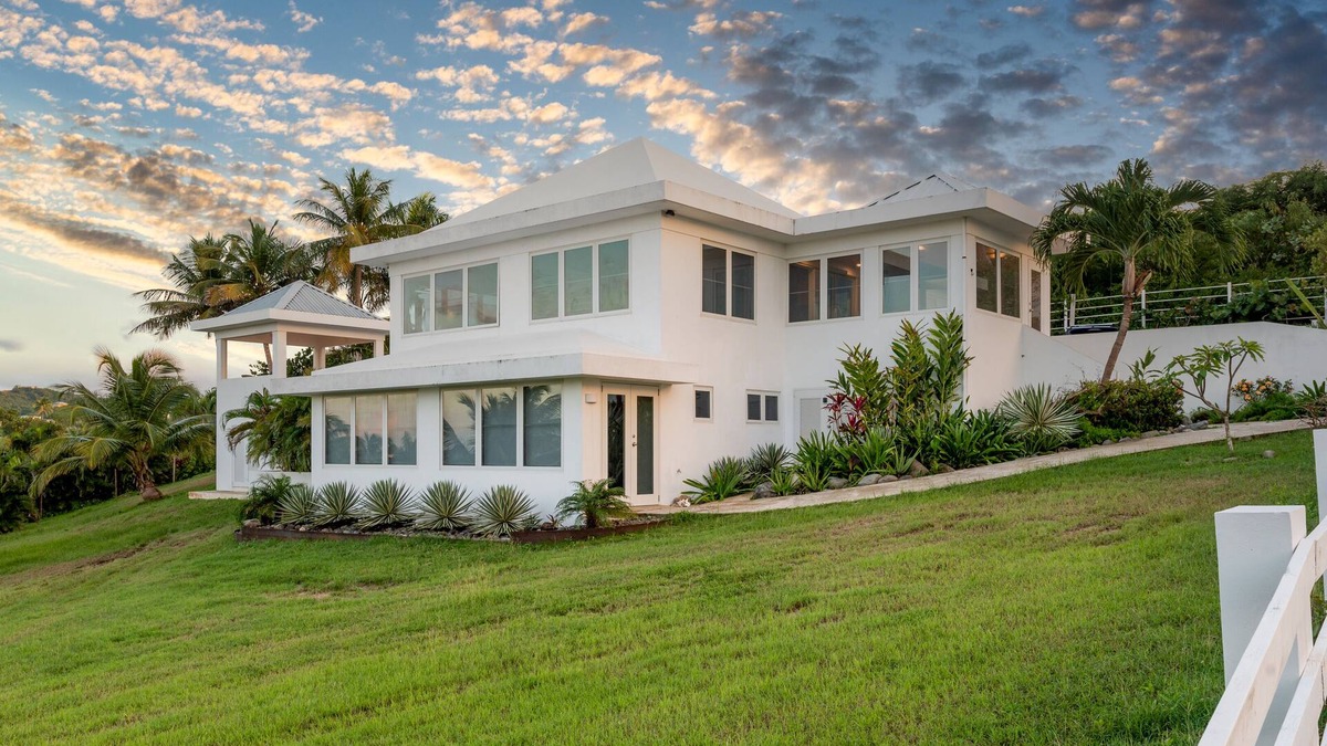 Puerto Ferro House | Island Girl is a Magnificent Home Very Near La Chata Beach in Bravos de Boston.