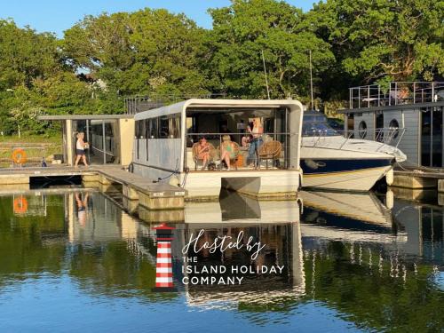 Whippingham Boat Rental | Island Harbour Houseboat
