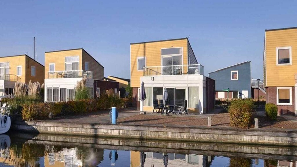Oude-Tonge House | Island house with terrace nearby the water. The adjacent house Slaak 65 has the same layout, can be