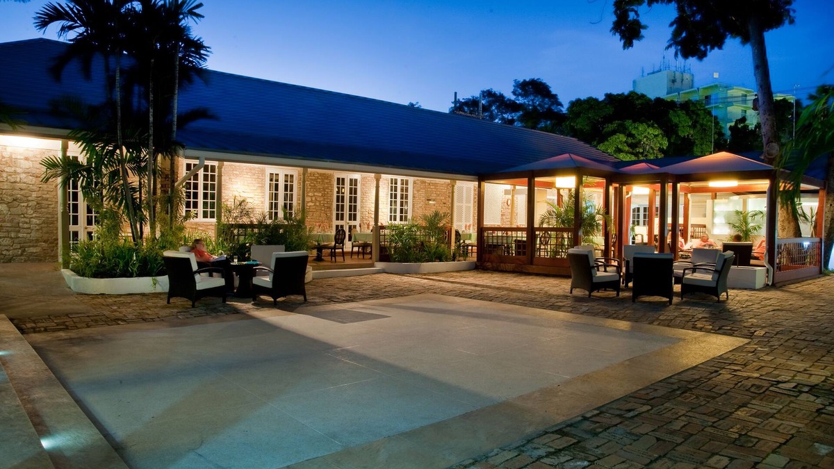 Garrison Historic Area Hotel | Island Inn All Inclusive Hotel