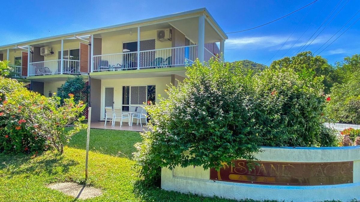 Arcadia House | Island Magic Townhouse 1 - Stylish, affordable and well-equipped, in prime Alma Bay location