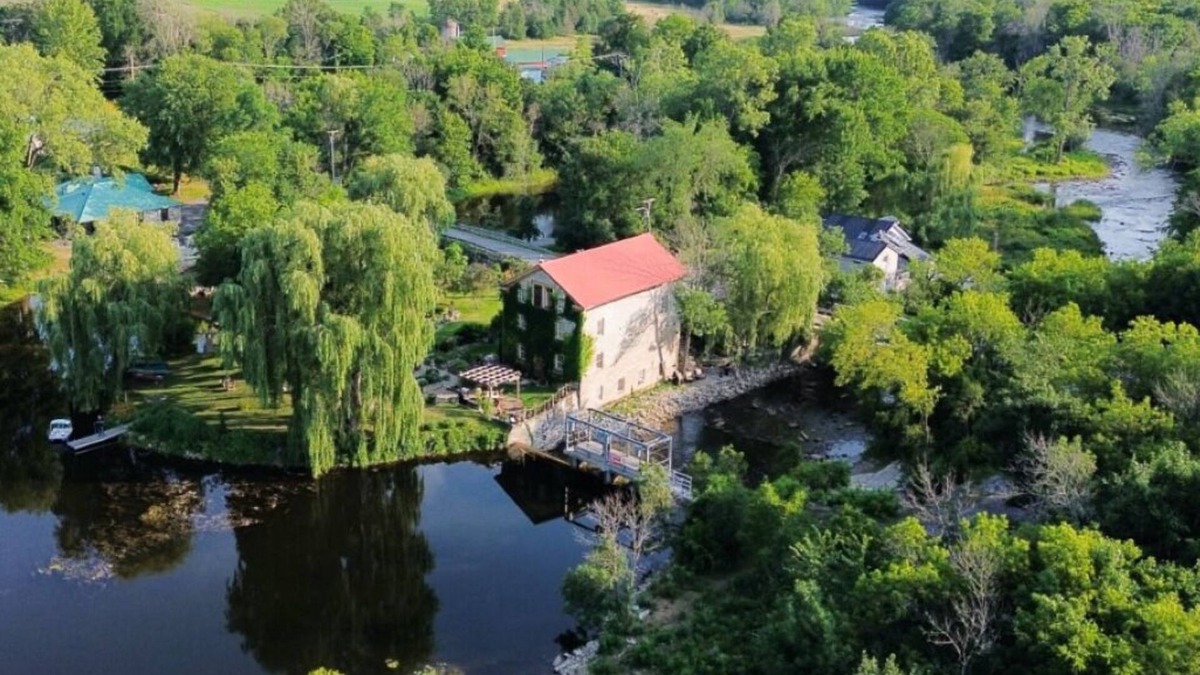 Tyendinaga House | ISLAND MILL GETAWAY-THE WATERFALL RETREAT-PRIVATE ENTRANCE-HOT TUB-BOATS-BIKES