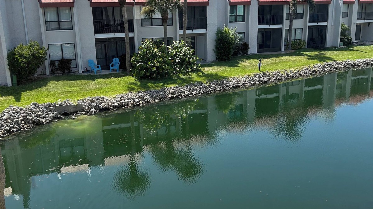 Bradenton Beach Condo | Island Oasis Retreat - 1 Minute Walk to the Beach