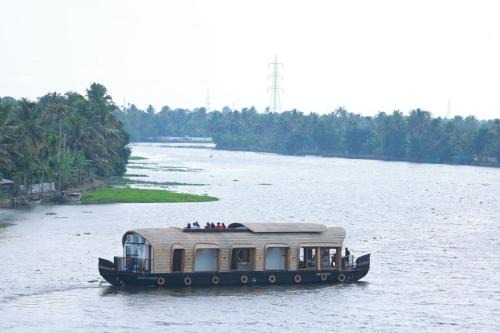 Champakulam Boat Rental | Island of Peace Houseboat