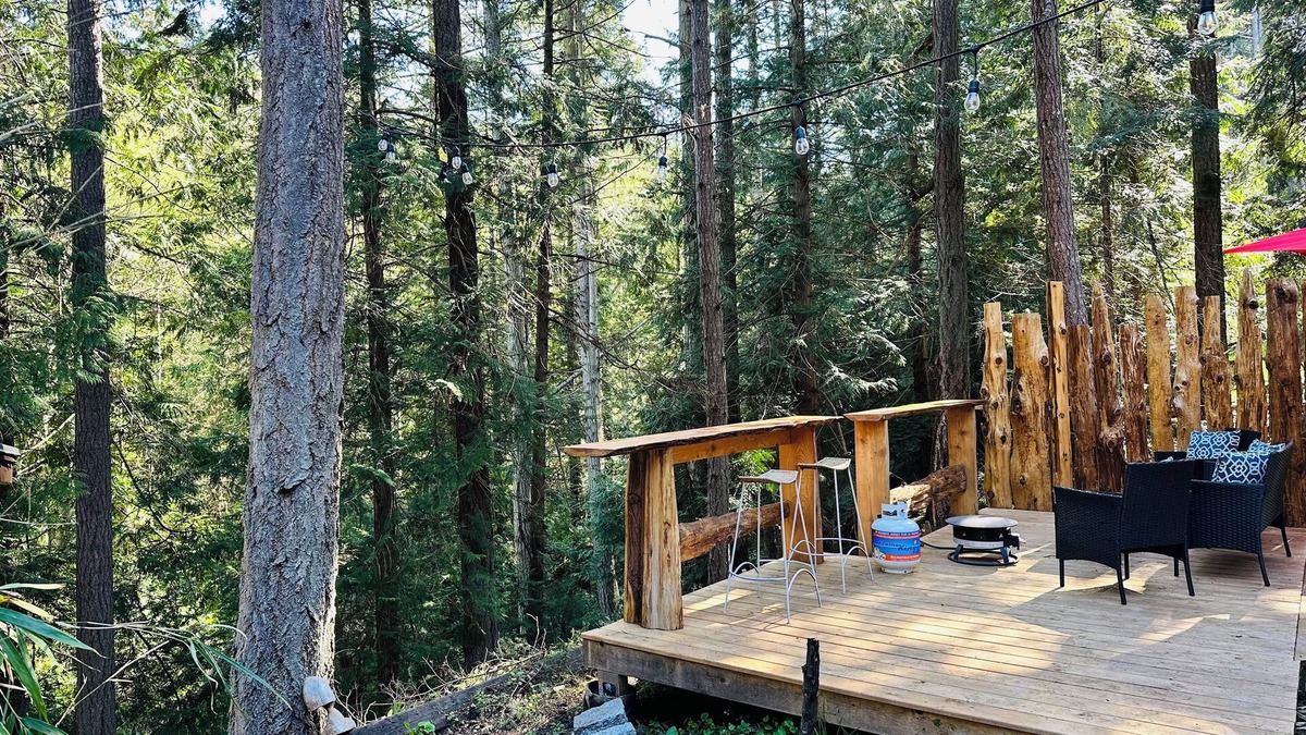 Pender Island Bed & Breakfast | Island paradise with private hot tub - pet friendly & breakfast included!
