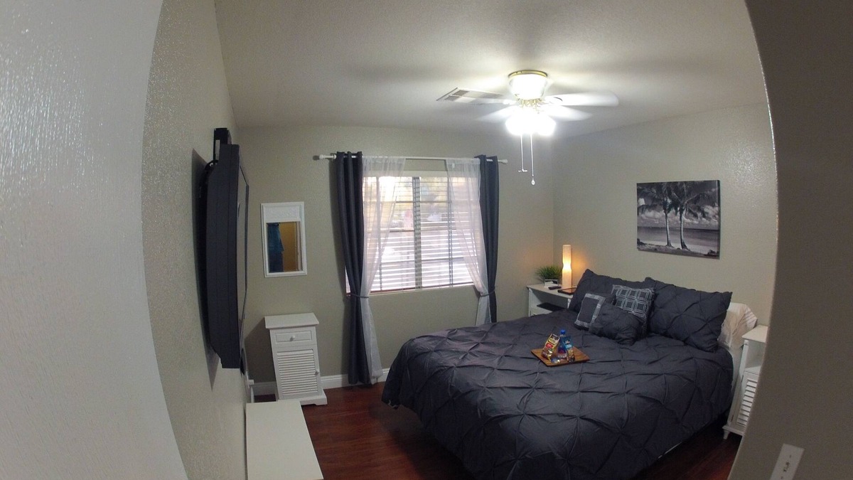 Silverado Ranch House | Island Rio ~ Lux. Priv. Bed/Bath ~ 10 Min Strip/LAS ~ Hi Tech ~ 50" WidesScreen