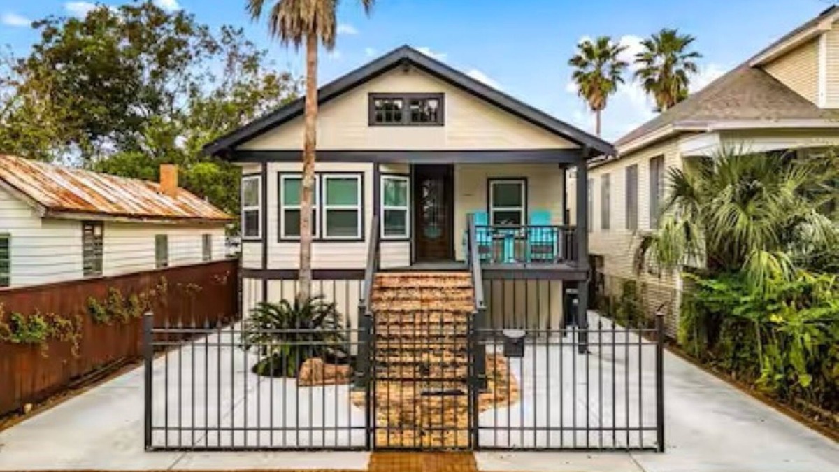 San Jacinto House | Island Time Getaway 3 bed 2 bath, couple of blocks from the beach, dog friendly