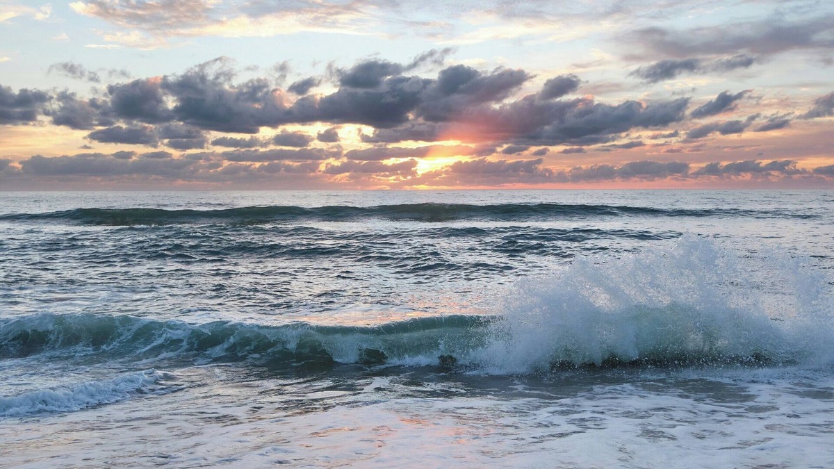 Hatteras Cottage | Island Time is an enchanting oceanfront cottage perfect for couples