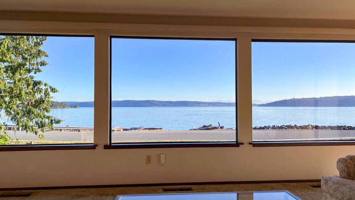 La Conner House | Island-View Getaway – Waterfront Setting with Deck & Grassy Yard