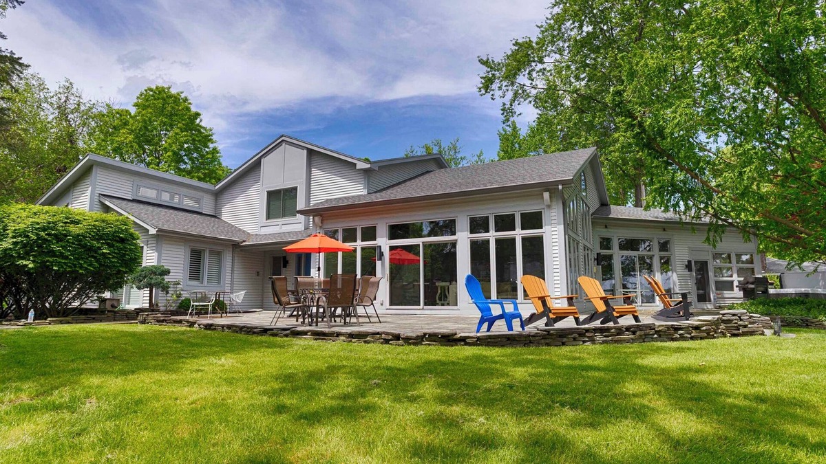 Canandaigua Cottage | Island View: "Lakeside Luxury and Family Reunion Friendly!"