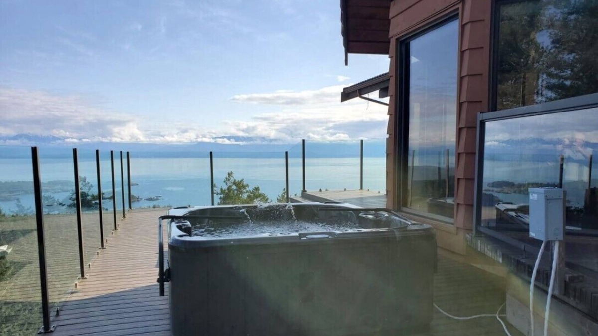 Juan de Fuca Electoral Area House | Island Villa with breathtaking Views