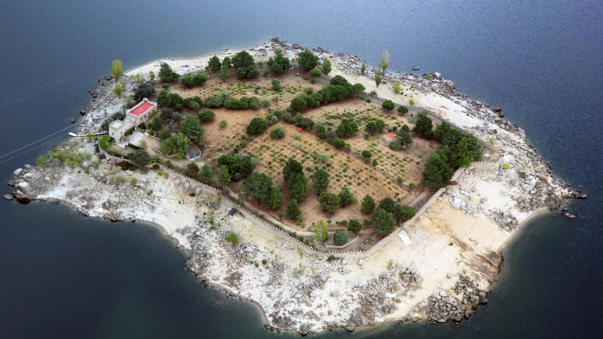 El Barraco Other | Island with Castle an hour from Madrid
