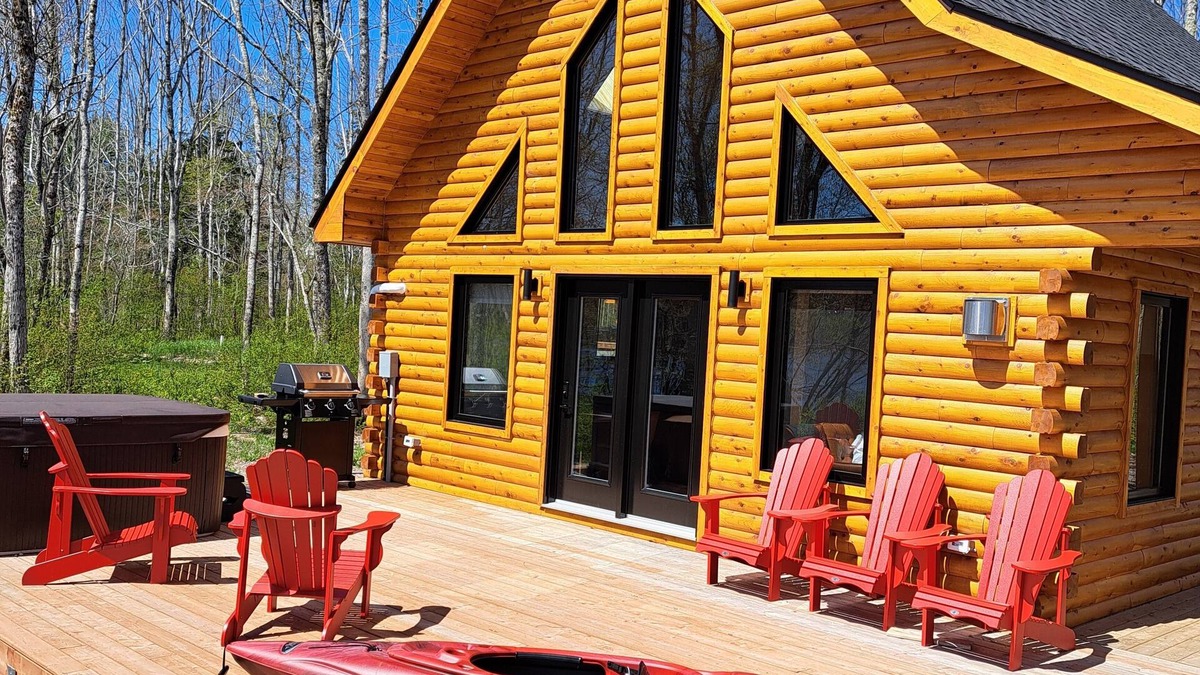 Antigonish County House | Islander Lodge - Lochaber Lake Lodges