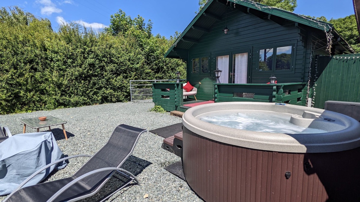 Llanfairpwllgwyngyll Cabin | Isle of Anglesey - cute dog friendly cosy cabin with dedicated EV charging