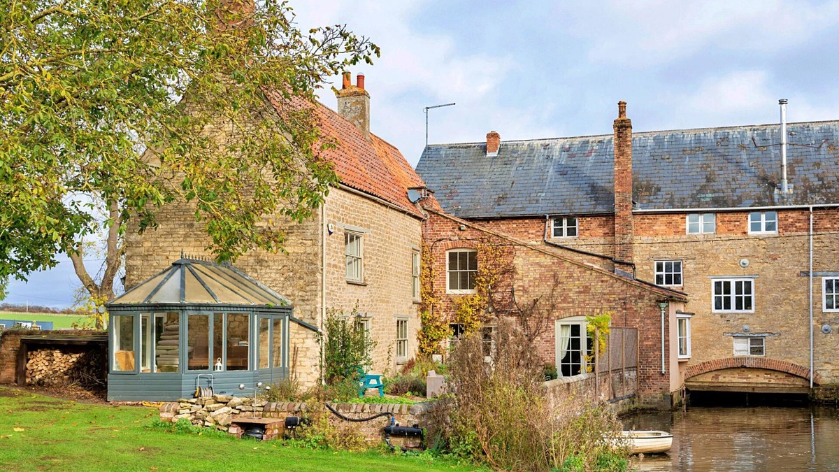 Thrapston House | Islip Mill House - Beautiful Riverside Home by Interhome