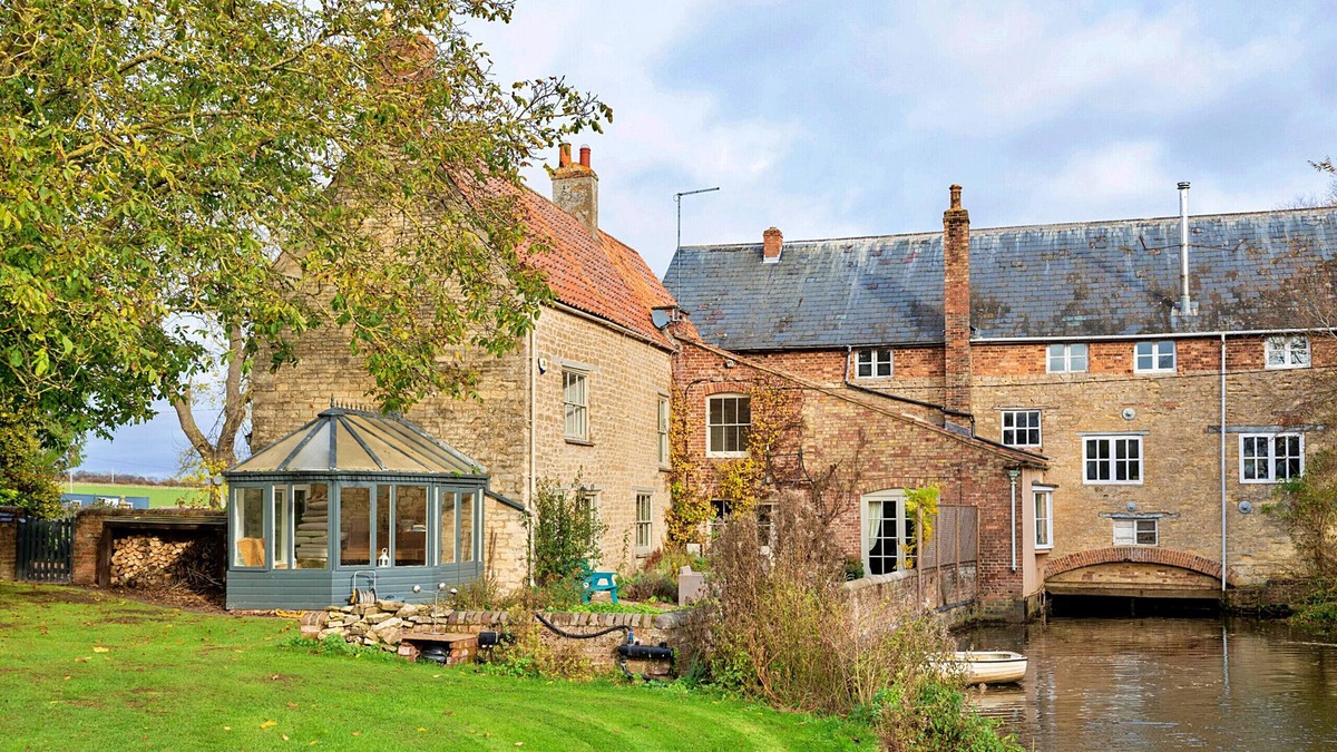 Thrapston House | Islip Mill House - Beautiful Riverside Home